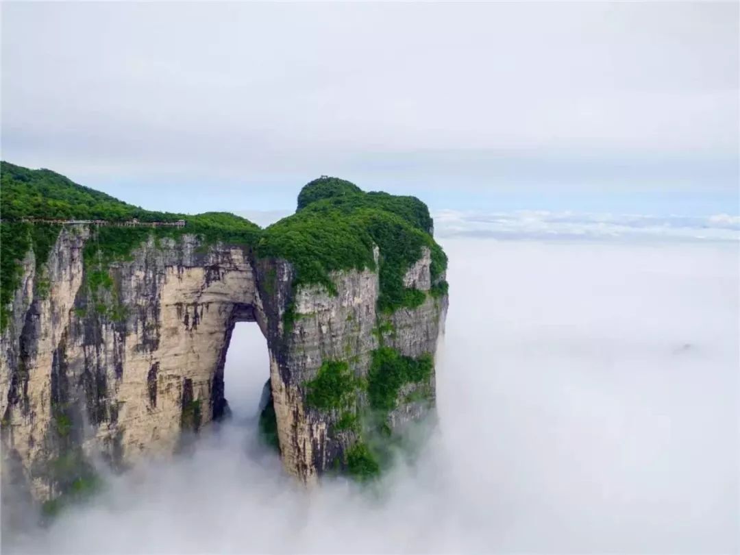Hunan, Changsha, Shaoshan, Zhangjiajie, Wanfu Hot Spring Ice Spring World, Forest Park, Tianmen Mountain (glass walkway), the world’s first glass bridge in the Grand Canyon, Eternal Love Theme Park+large-scale singing and dancing performance, and five-day tour of Phoenix Ancient City